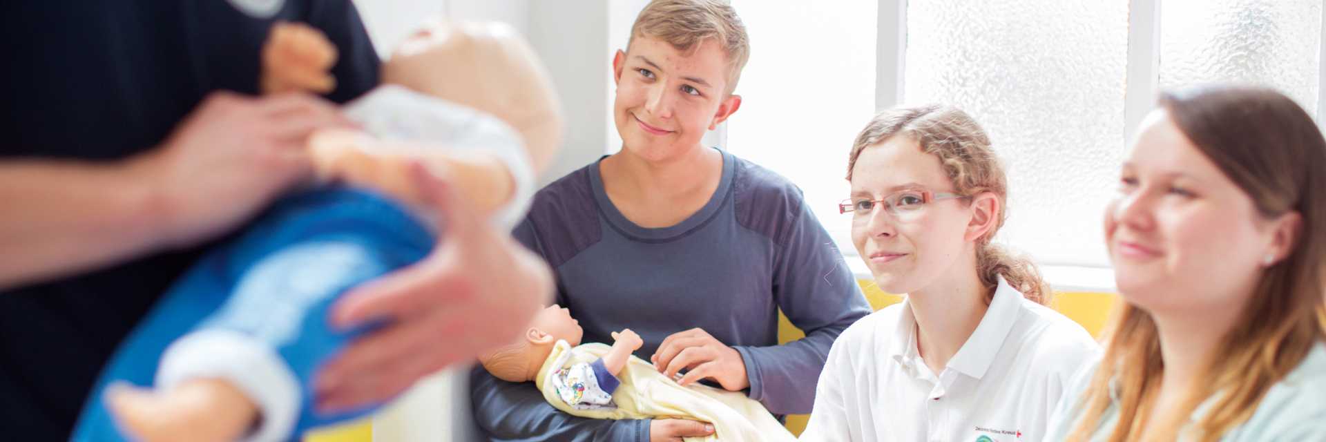 DRK-Dresden Inklusion und jung und alt, Rotkreuz Symbolfotos, Babysitterausbildung, Flugdienst, Kontakt-/Begegnungsstätte für Arbeitslose, Kleiderläden / Kleiderkammer, Ambulante Pflege