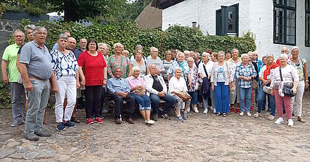 Reisegruppe vor dem Cafe Lindauhof