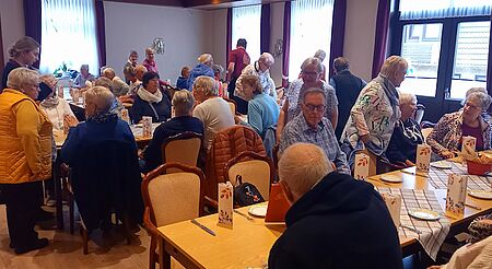 Reisegruppe beim Essen