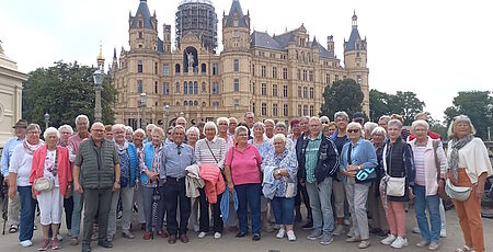 Reisegruppe vor dem Schweriner Schloss