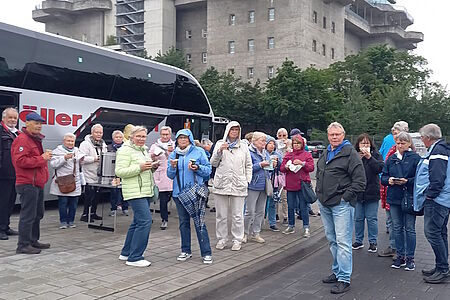 Reisegruppe vor dem Bunker in Hamburg