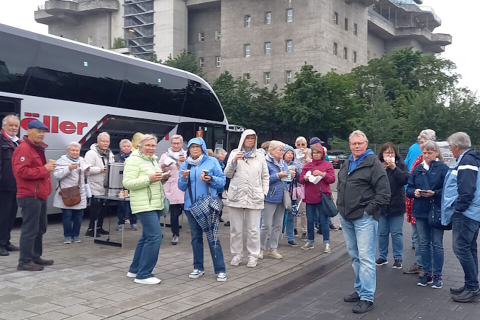 Reisegruppe vor dem Bunker in Hamburg