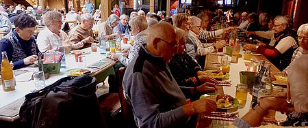 Reisegruppe beim Essen