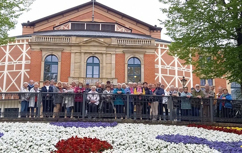 Reisegruppe vor dem Bayreuther Festspielhaus